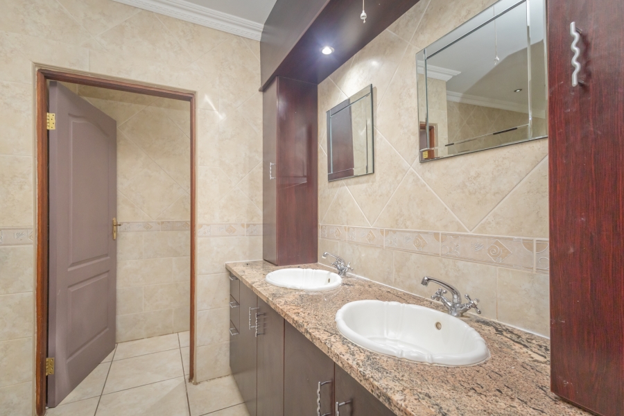 6 Bedroom Property for Sale in The Coves North West